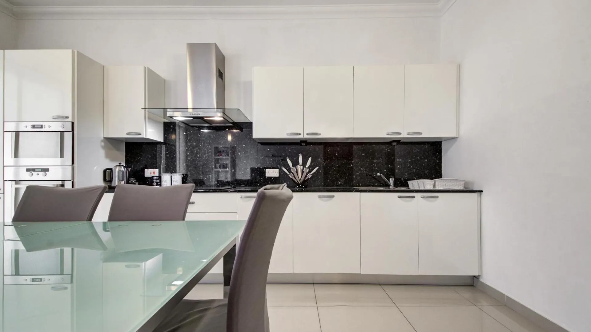 Apartamento Modern 2Br Home With Balcony & Wifi In St Julians By 360 Estates San Julián